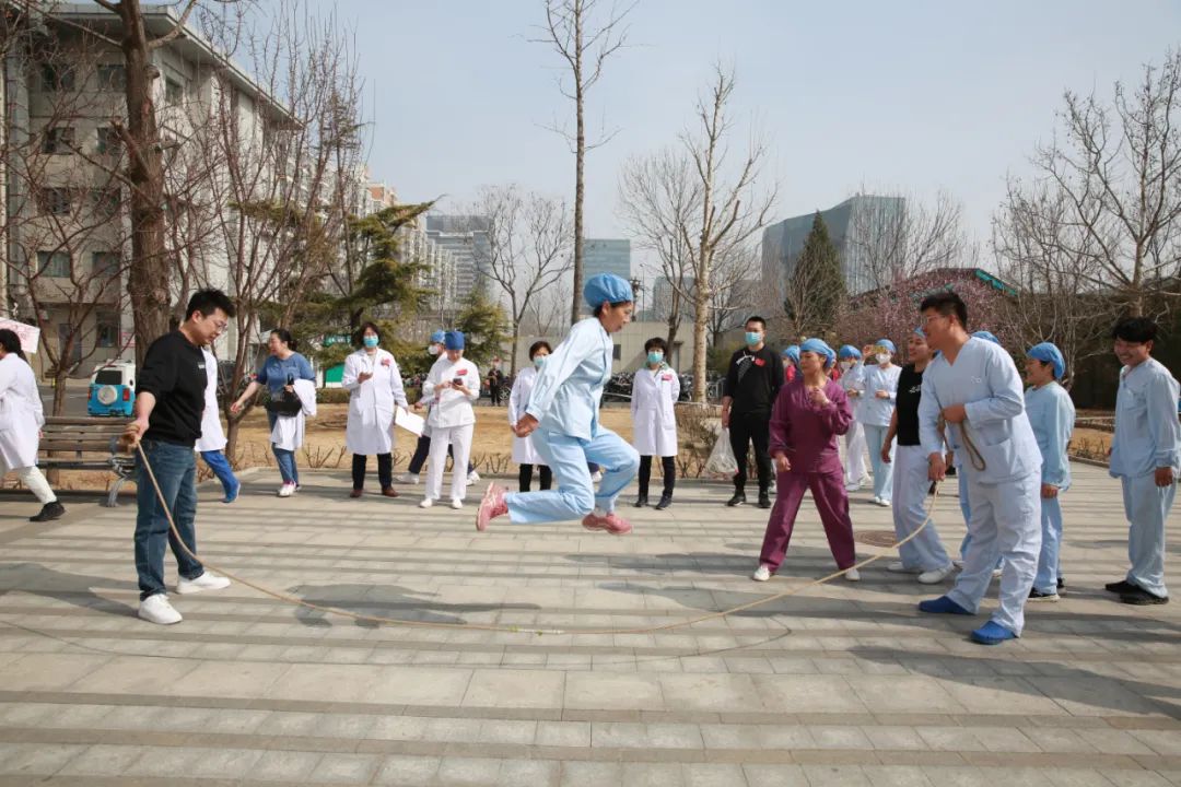 踢毽子跳绳比赛总结,跳绳接力比赛完整视频