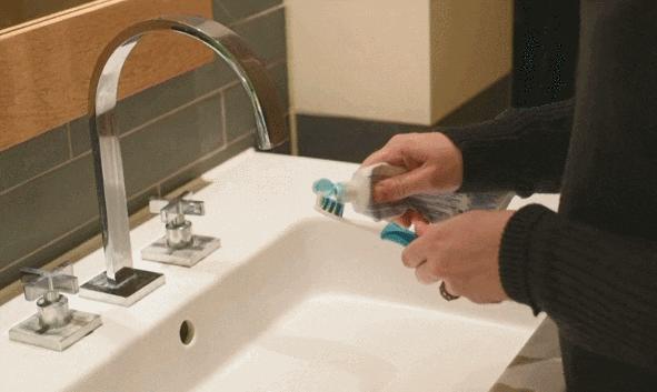 刷了几十年牙今天才学会刷牙,为什么刷完牙不用漱口