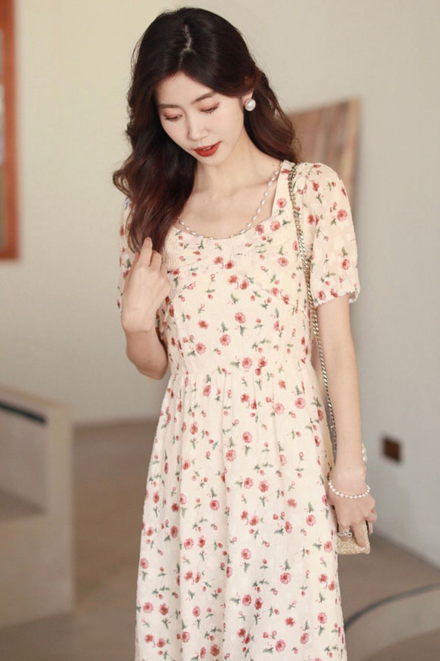 日常穿衣搭配波点裙,潮流穿搭黑色连衣裙这样穿很显白