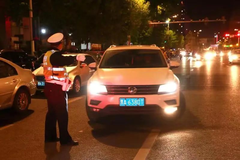 【工作落实年】护校安园保畅通，冰城交警从严规范校园周边停车秩序~送学车辆要注意这几点提示！