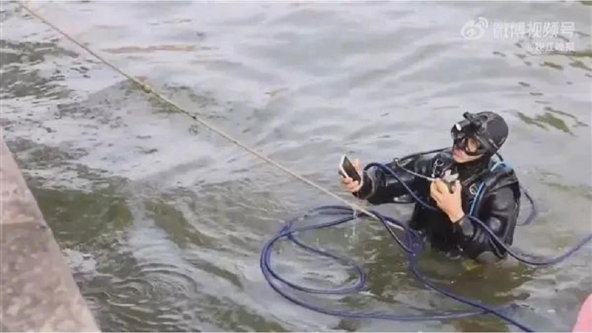 杭州市西湖区潜水打捞手机,游客手机掉西湖男子要价1500打捞