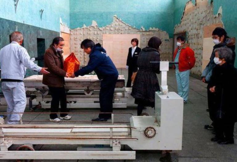 火葬场、棺材、墓碑中国全垄断，中国是如何一条龙送走日本人的？