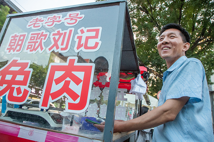 豫北老街体验市民夜生活，青年人摆地摊烟火气息浓，千年古城火了