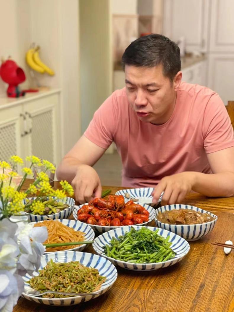 吃虾吃到生虾,吃虾吃到像口香糖