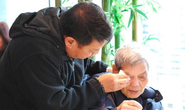 “老牛吃草”可能幸福吗？大爷60岁说：后悔30