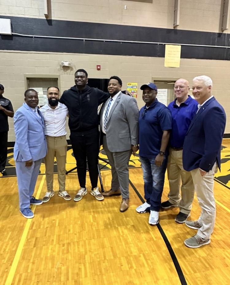 19年nba状元锡安目前为止场均数据,nba状元锡安威廉姆斯怎么受伤的