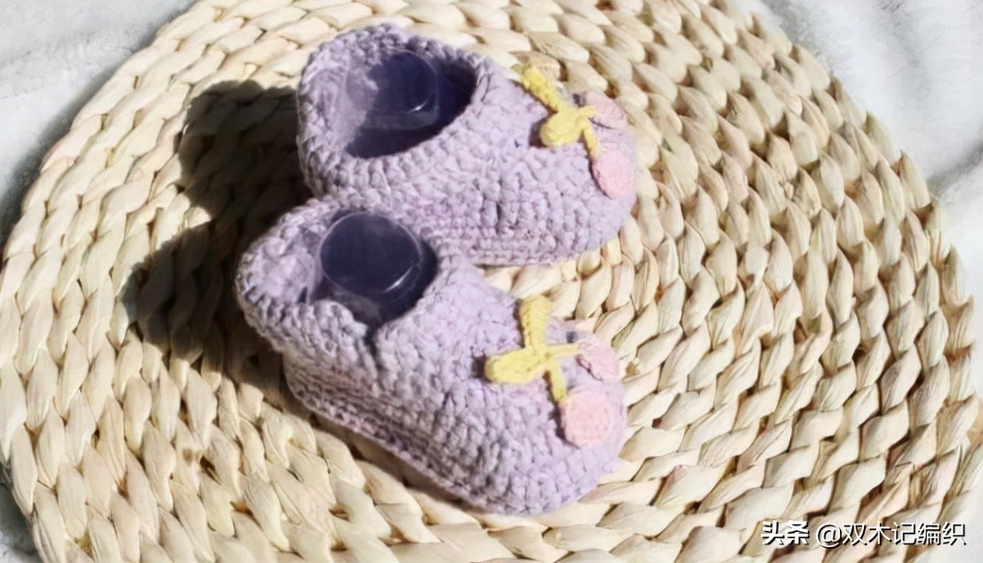 松鼠绒毛线婴儿鞋编织视频,网红毛线编织婴儿鞋视频