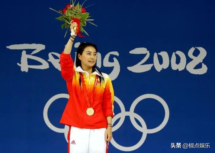 郭晶晶爱马仕15万的包,郭晶晶霍启刚穿正装