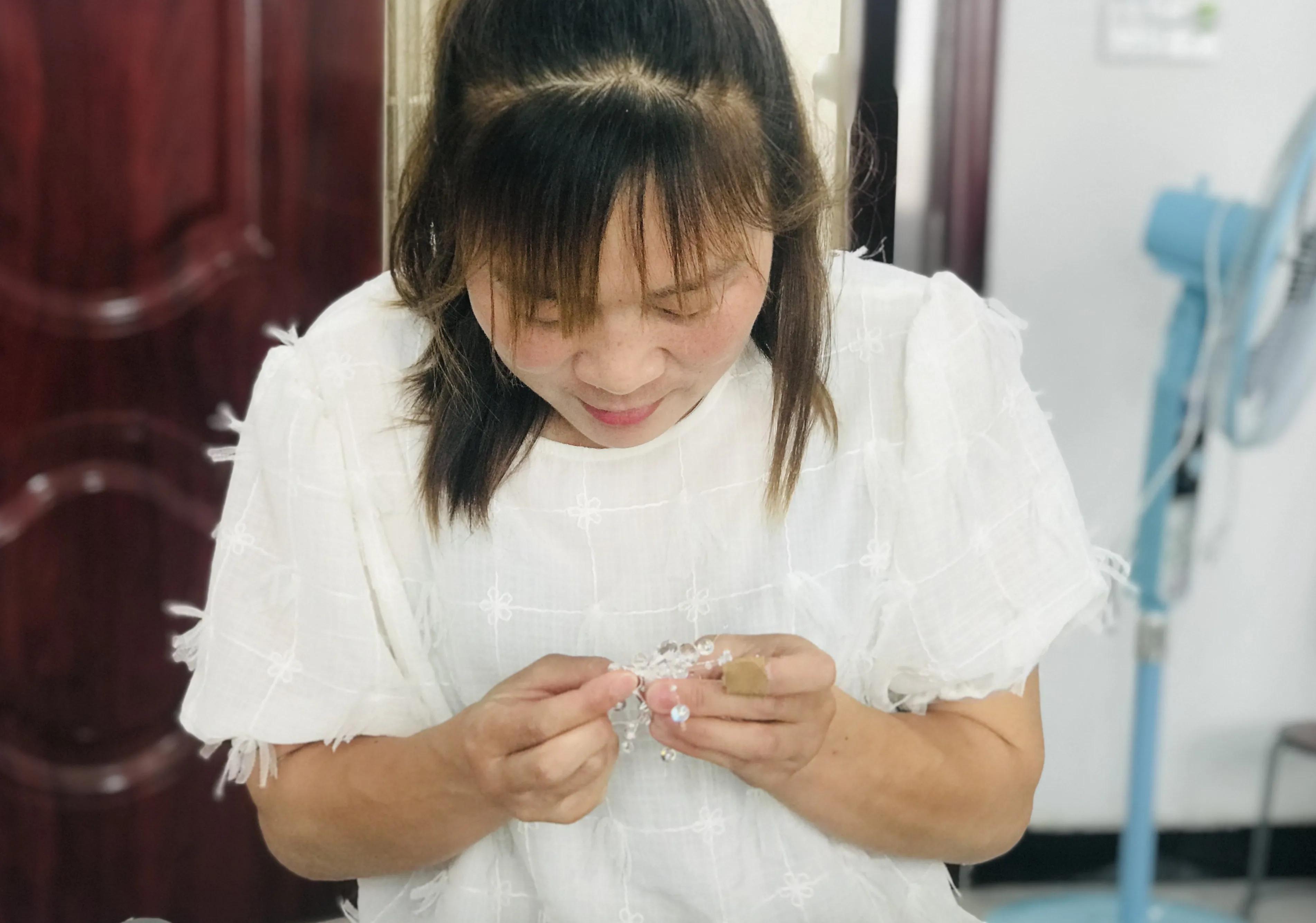 宝丰县石桥镇：头饰加工小产业美丽精致新生活