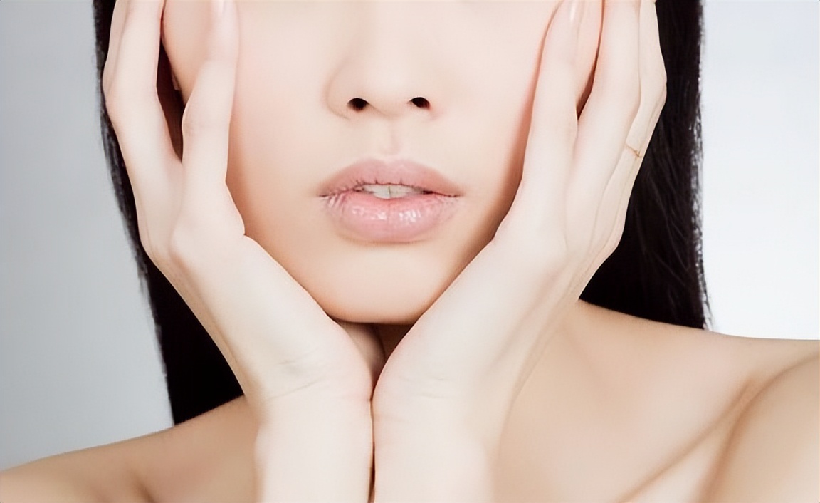 这些坏习惯让我们脸上长痘,长痘经常摸脸有什么坏处图片