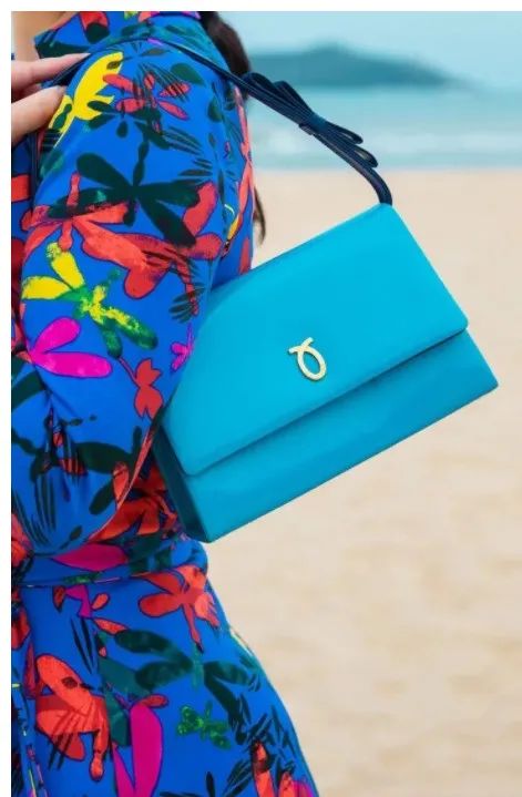 英国女王最喜欢的包包牌子,英国女王拿的包包价格