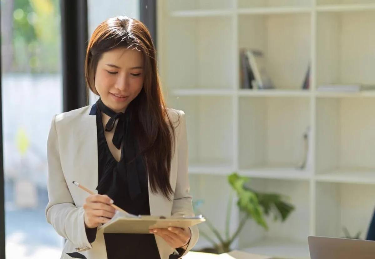 我帮女邻居联系一桩生意，她给了我50万，我用50万炒股赚了340万