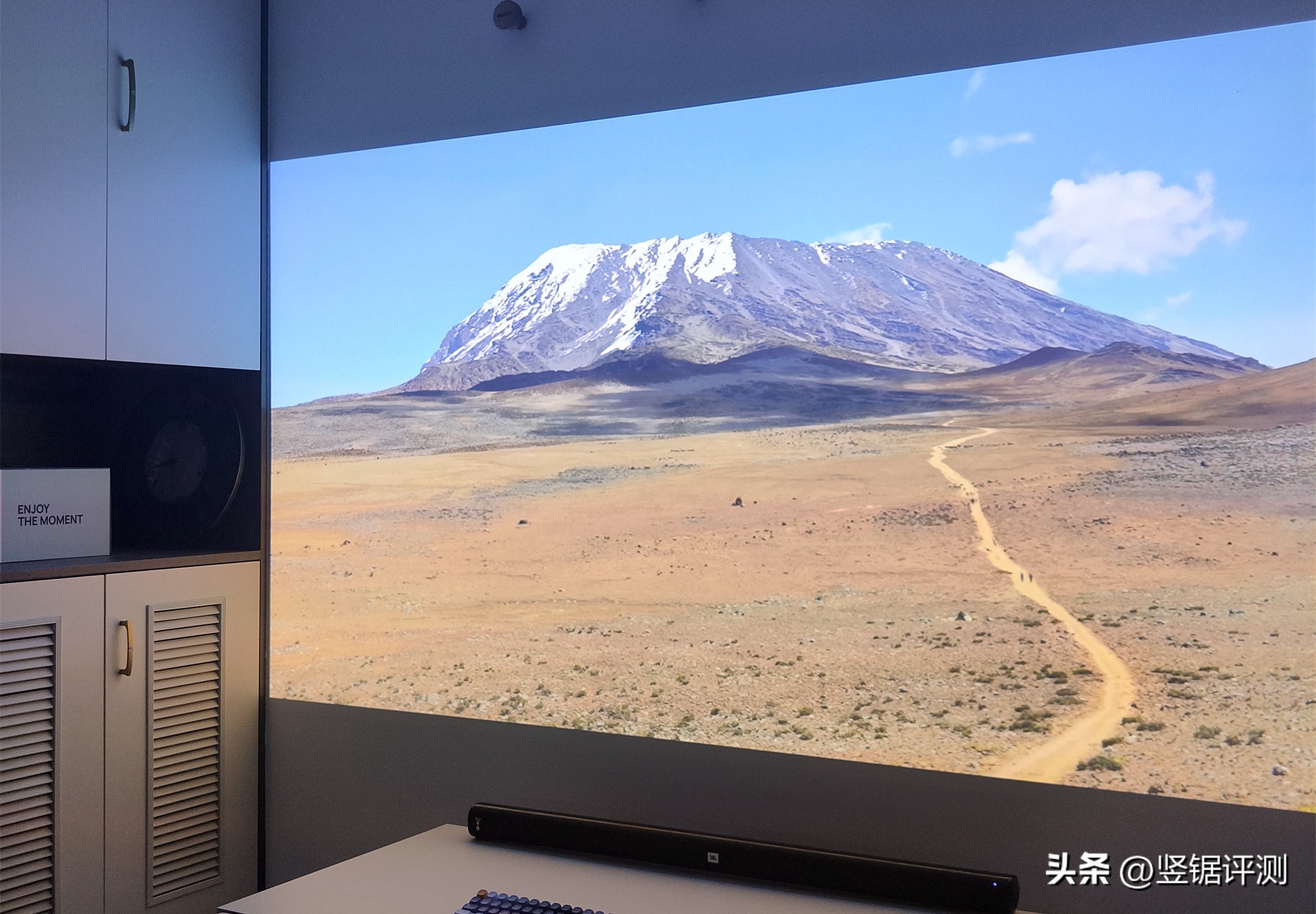 花899元买了台JBLCINEMASTVJ100回音壁，投影仪“秒变”家庭影院