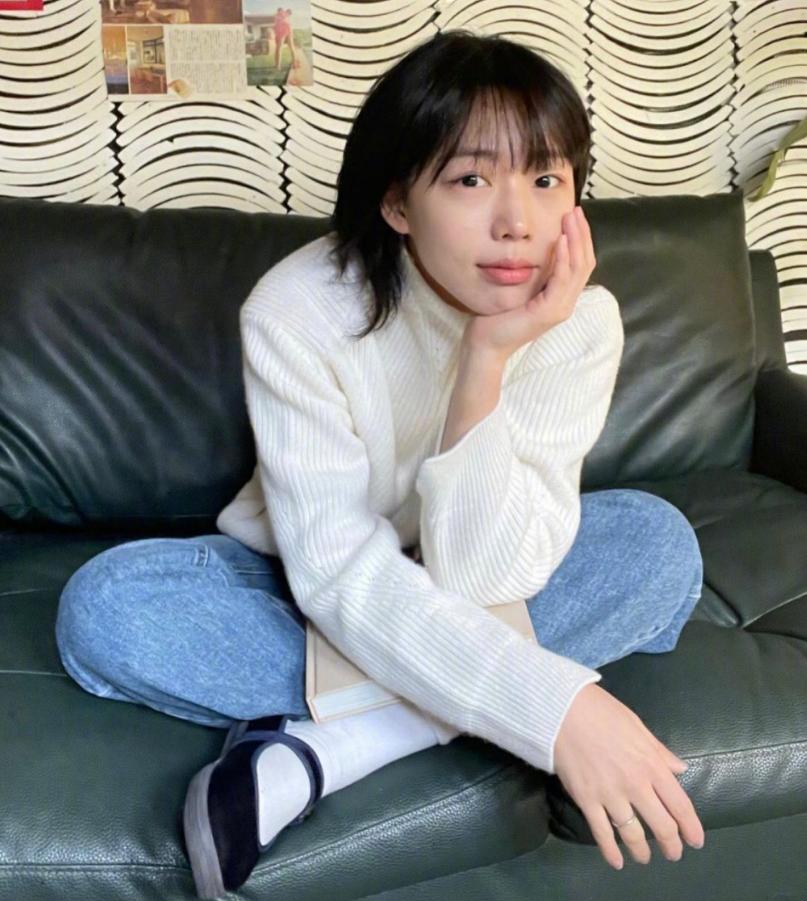 韩国短发女生元气可爱的日常基础款穿搭简约及适合日常通勤的风格