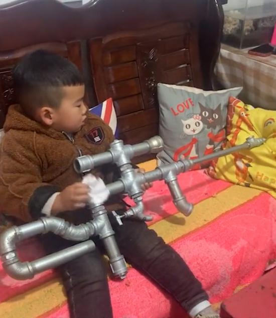爸爸用水管给儿子打造狙击枪,父亲为孩子用水管打造狙击枪