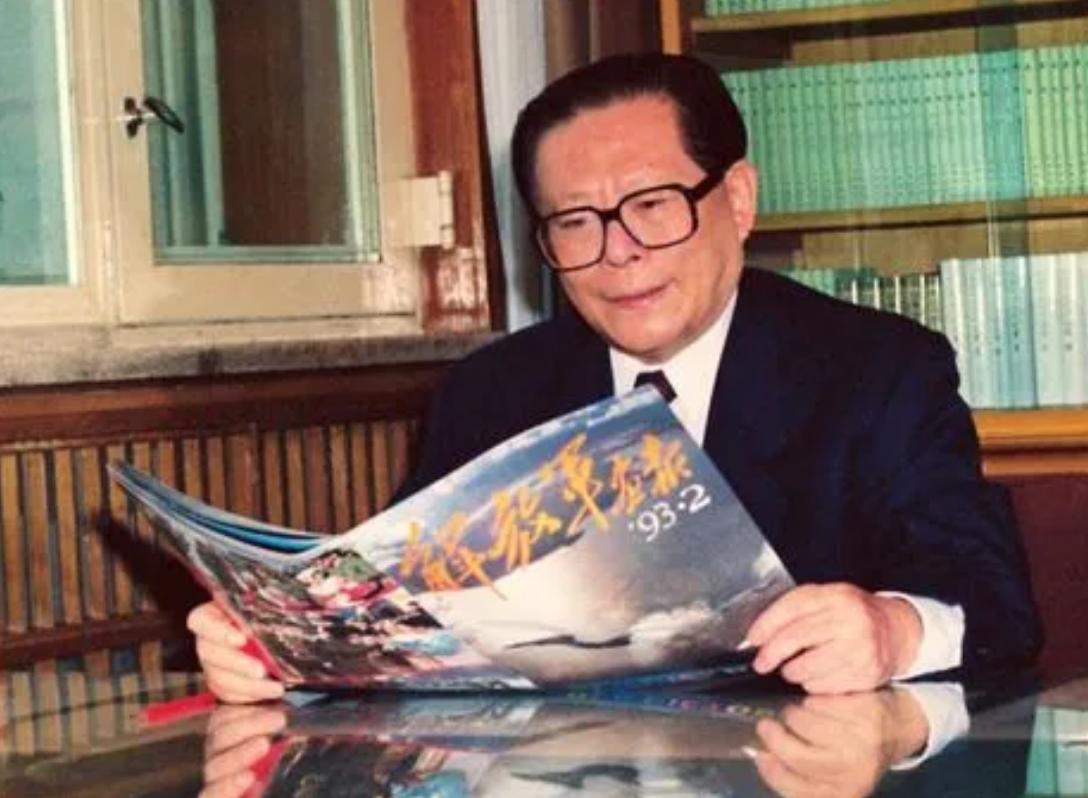 邓公培养了两位接班人，为何最终选了江*民泽**？邓公在晚年道出原因