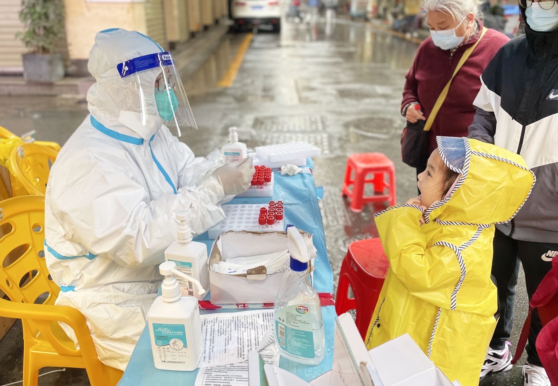 抗疫彰显了哪些中国精神,中国积极抗疫弘扬了什么精神