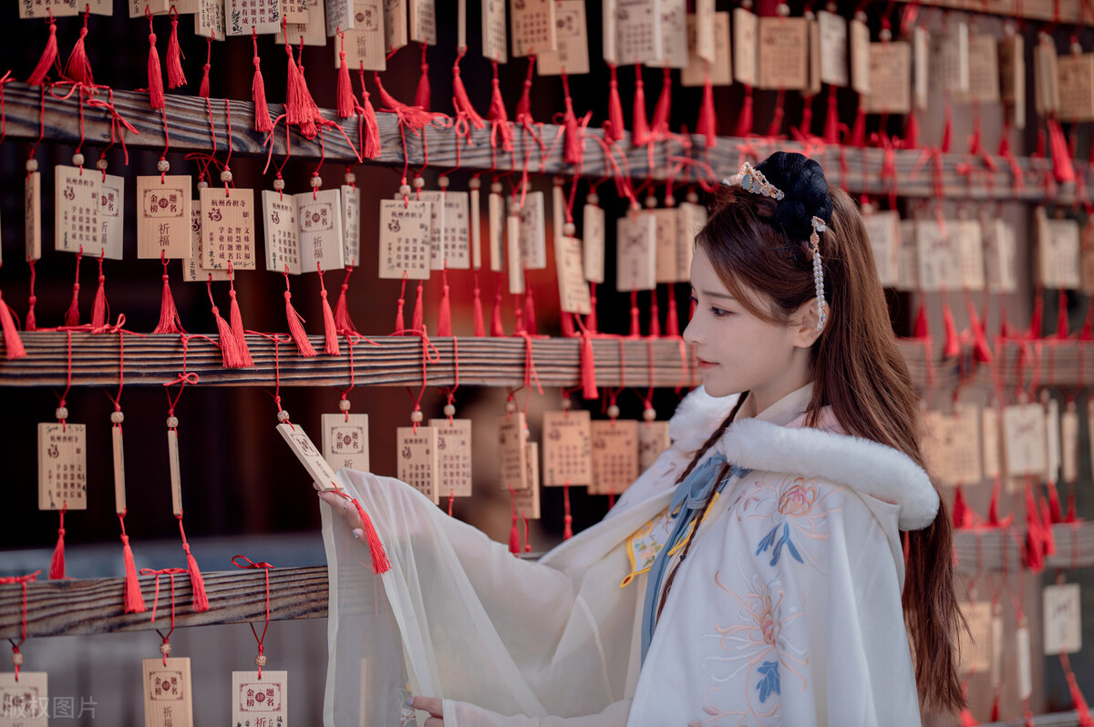 故事：昏庸夫君又纳美妾，女将军出征归来后，自己动手写起和离书