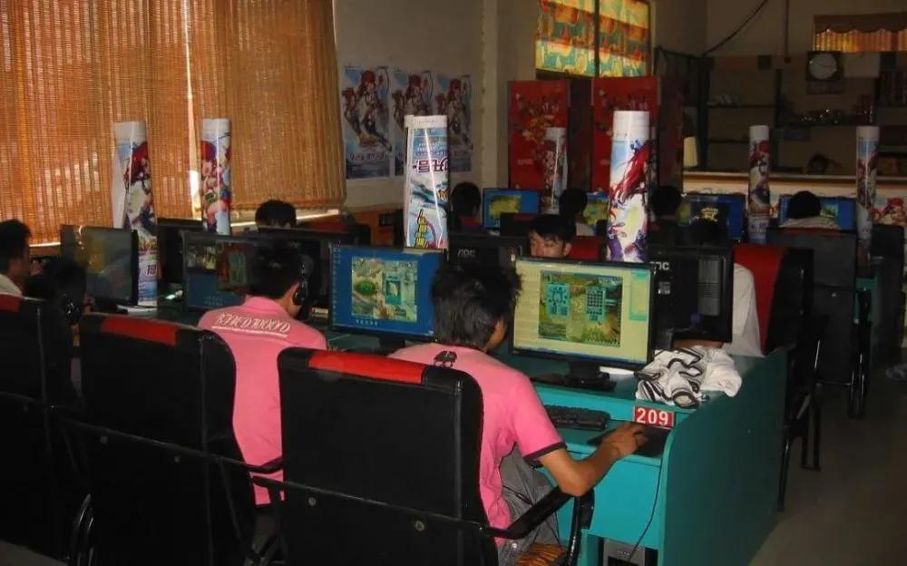 一年关万家，是谁杀死了网吧？