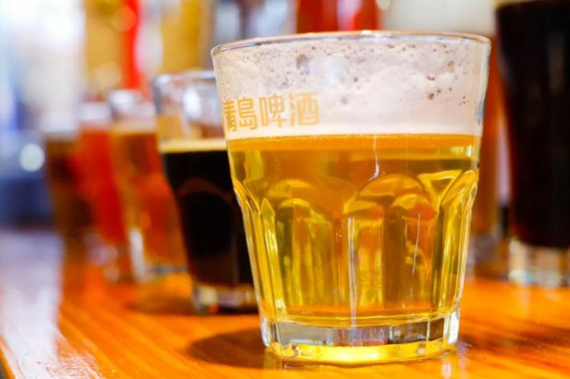 喝多少啤酒才等于一瓶白酒,一瓶啤酒相当于几两白酒酒精度数