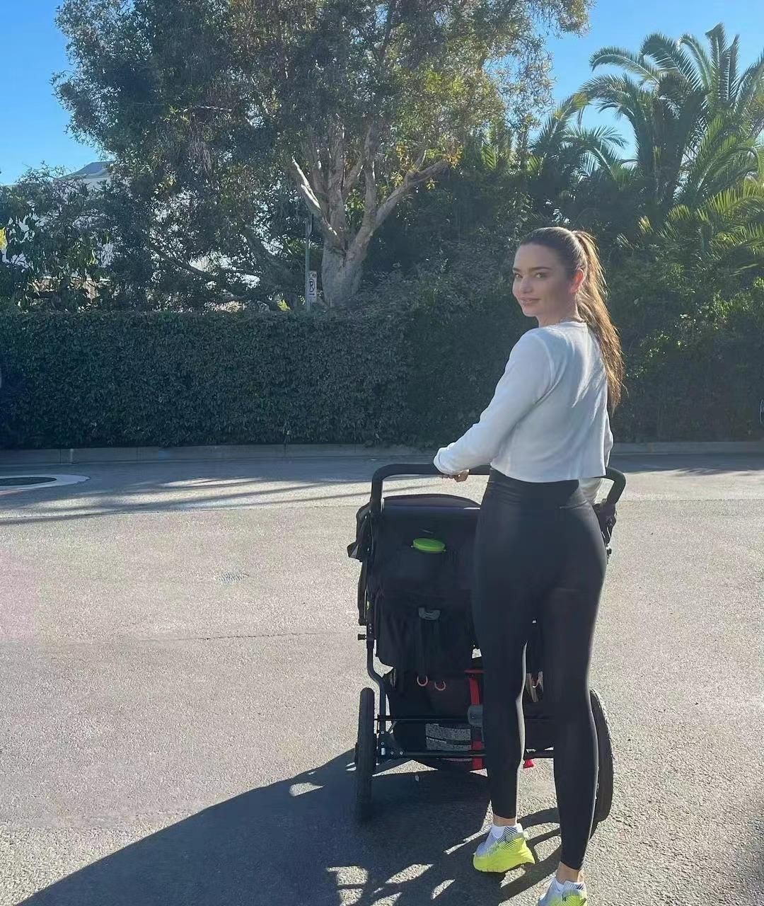 米兰达可儿穿蓝色连衣裙秀身材,米兰达可儿结婚