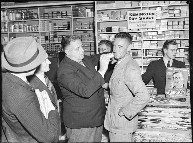 100个难得一见照片，砍伐巨树，运输军舰的巨轮，治疗风湿病的熊