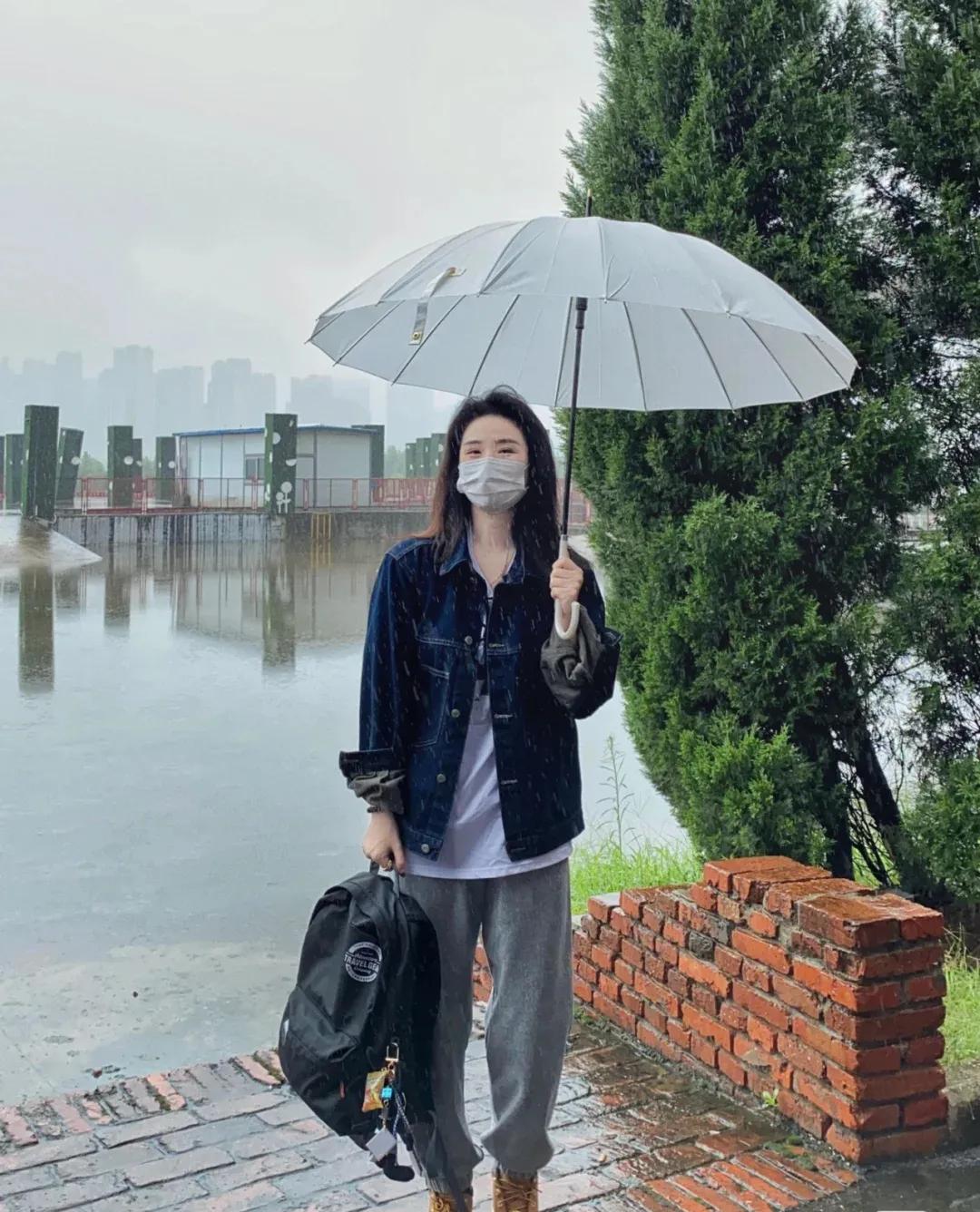 冬季牛仔外套搭配什么裤子好看女,男士蓝色牛仔外套秋冬季怎么搭配