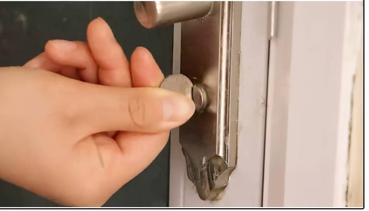 女孩遭班主任性侵四年，升学后还不放过，女孩哀求：我还没成年！