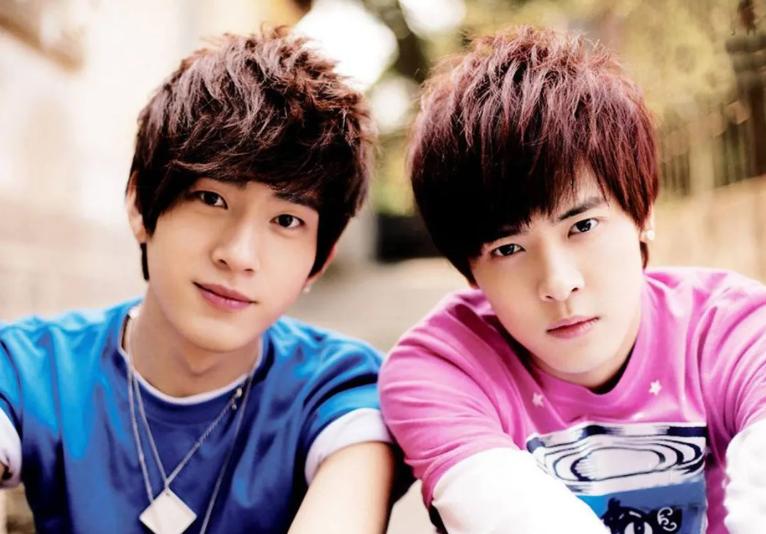 井柏然奶奶养大父母认亲视频,井柏然成为大明星后父母再来认亲