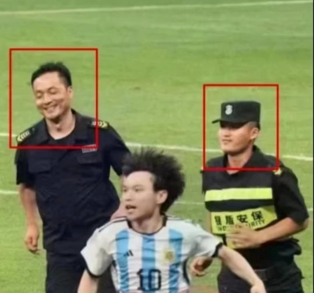 球迷拥抱梅西击掌大马丁高清视频,中国球迷拥抱梅西击掌大马丁照片