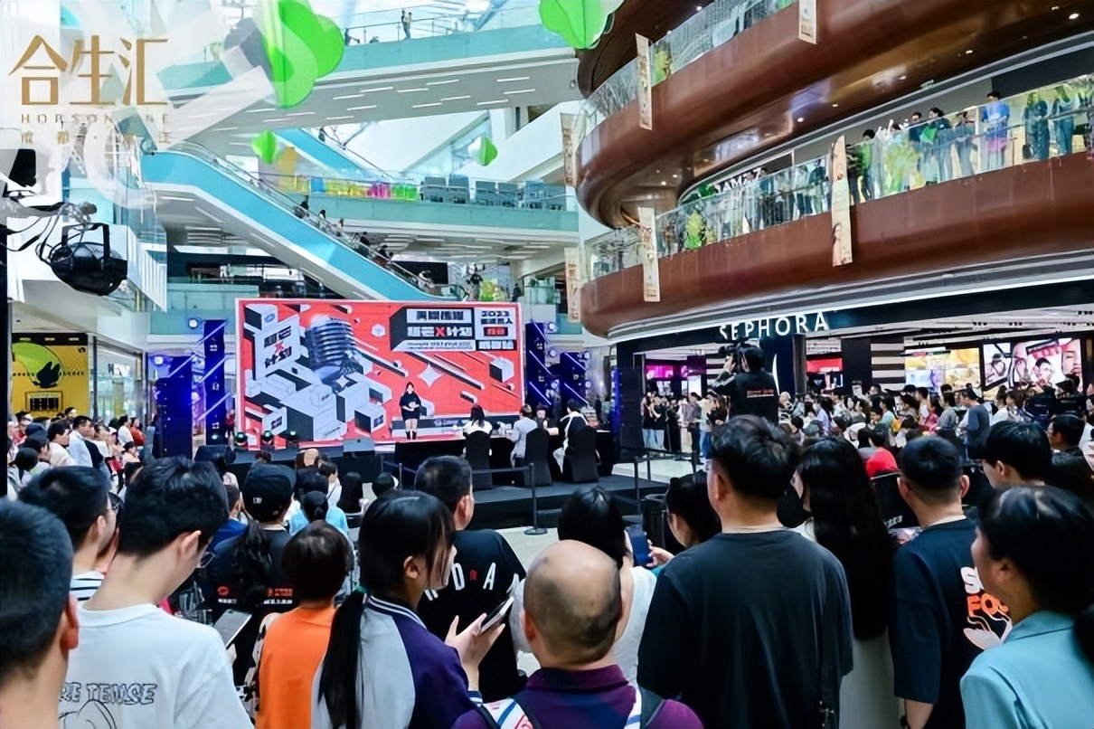 成都温江合生汇购物中心,雅诗兰黛集合店开业