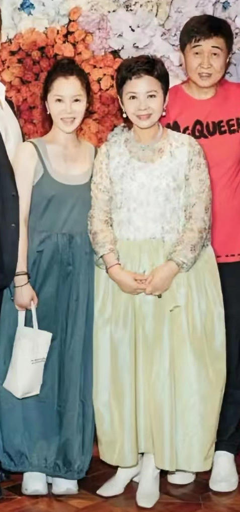 不婚、接廉价商演、走穴…一首歌唱一辈子的老牌歌星，现状各不同