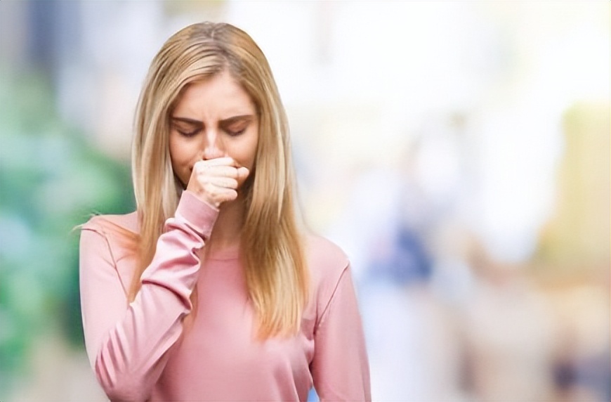 睡前把风油精挤在肚脐里,女性睡前把风油精涂在肚脐上
