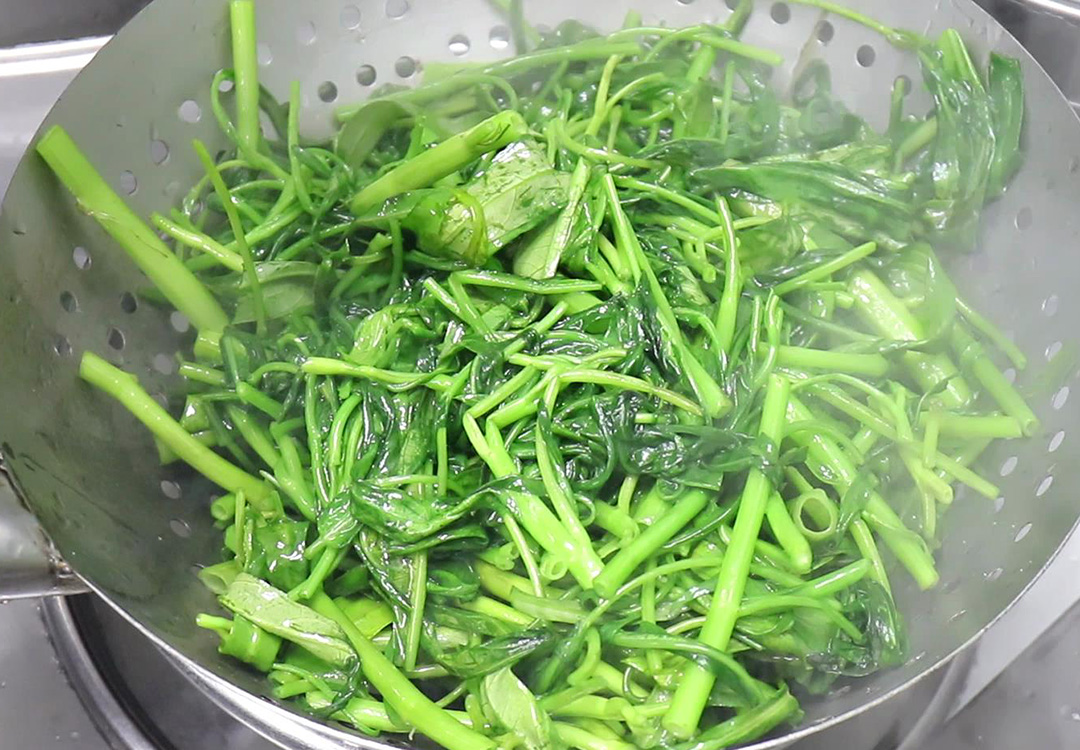 中老年人补钙吃这十种食物最有效,中老年人喝牛奶还是奶粉补钙好