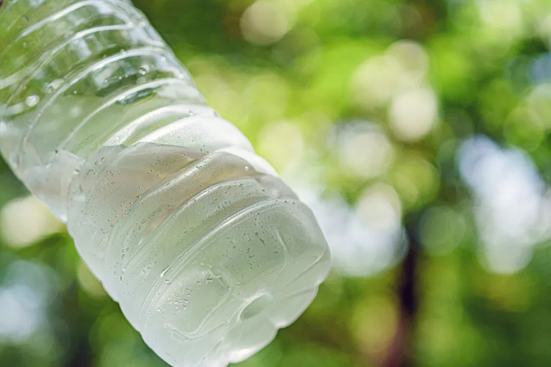 过期一天的啤酒可以喝吗,过期几天的瓶装水还能喝吗