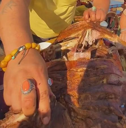 “羊亡爷”恩克:5个月内吃110只羊,从不吃青菜,面色乌青疵扩散