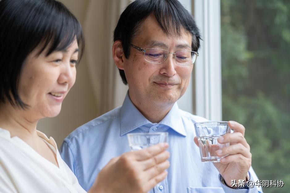 年轻人喝水与老年人喝水的区别,为什么老人不爱喝水