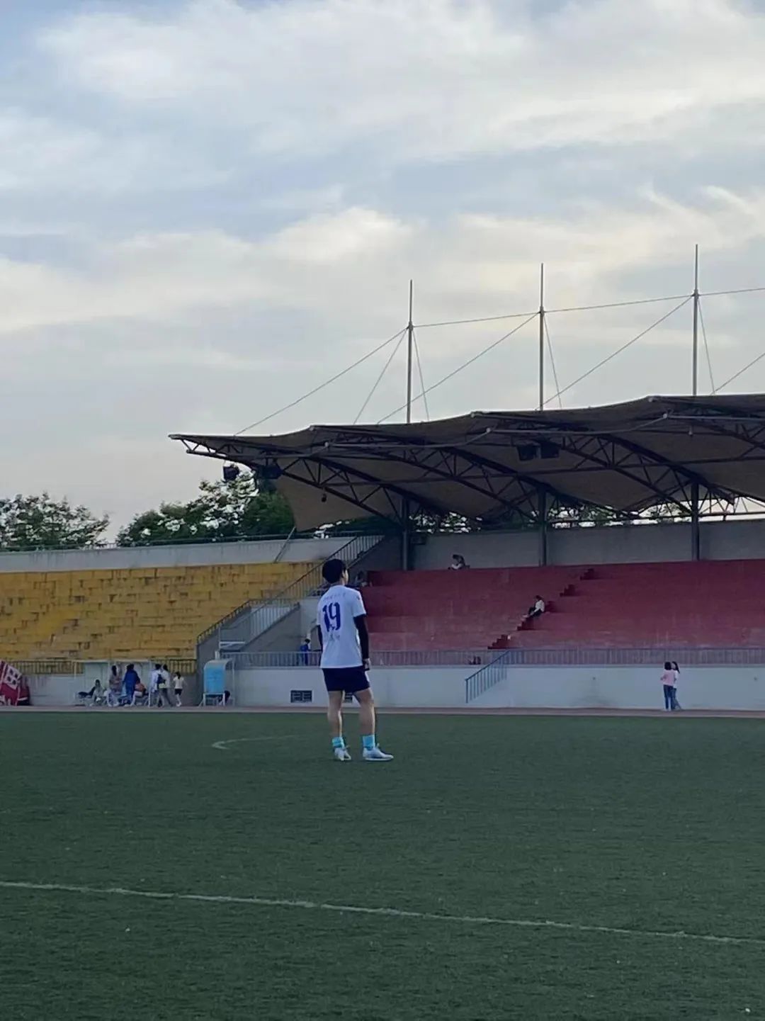 足球少年丨西安外国语大学杜真方：往前走，朝着光