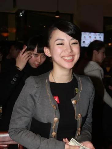 潘晓婷依旧美艳迷人,潘晓婷低调去台球厅