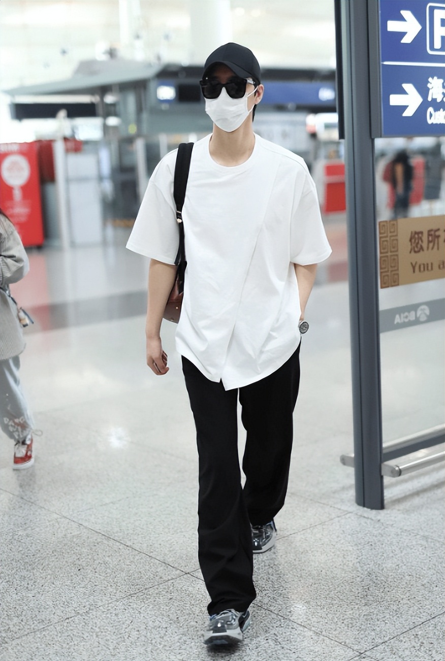 夏天薄款直筒裤搭配什么t恤,白色t恤和黑色直筒裤怎么穿时尚