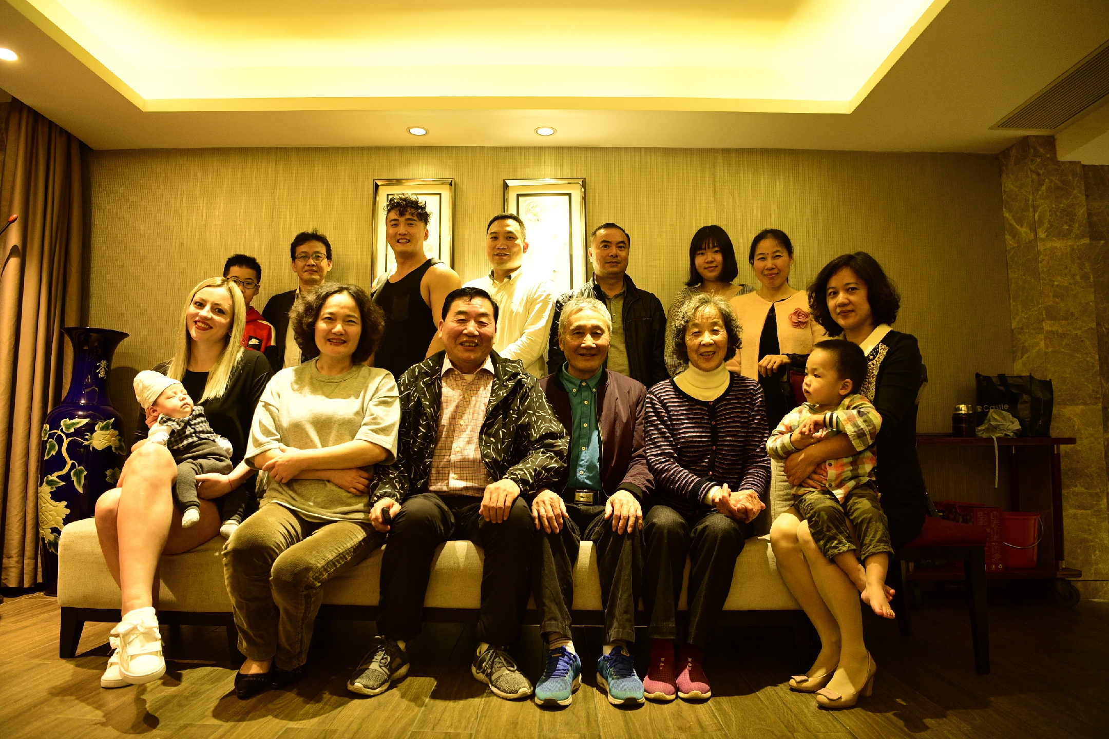 25年前河南小伙娶乌克兰美女,中国小伙娶19岁乌克兰妻子现状