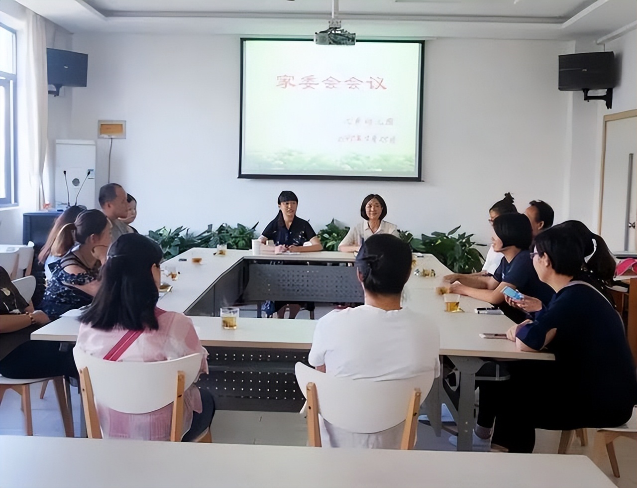 家委会建议大家凑钱给老师买套房,家委会组织给老师买兰蔻