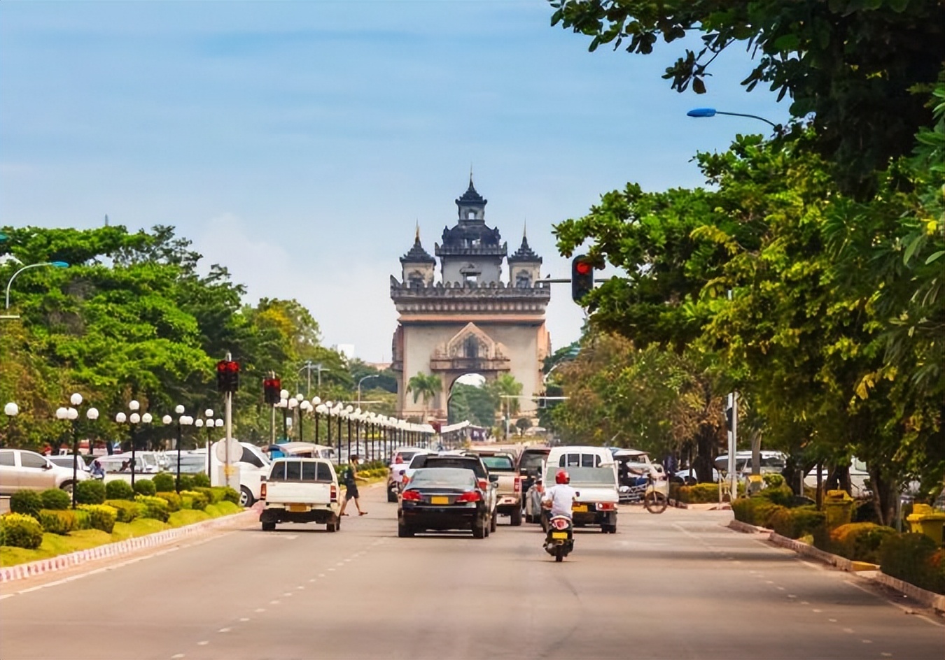 老挝小城梦想成深圳，流行使用人民币，卖中国货，快递直发中国