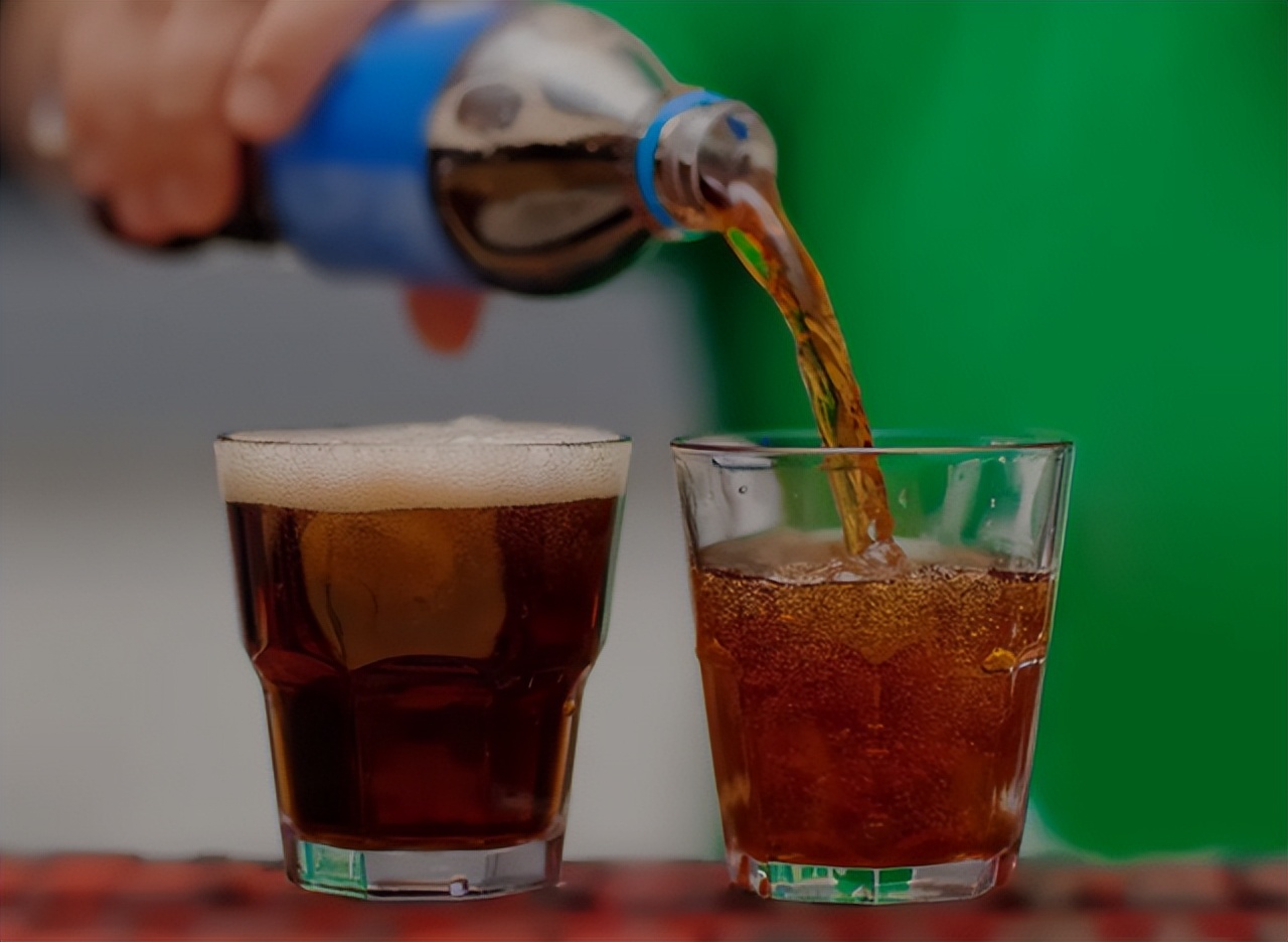 喝水是热水兑冷水还是冷水兑热水,喝水时先倒热水还是先倒冷水