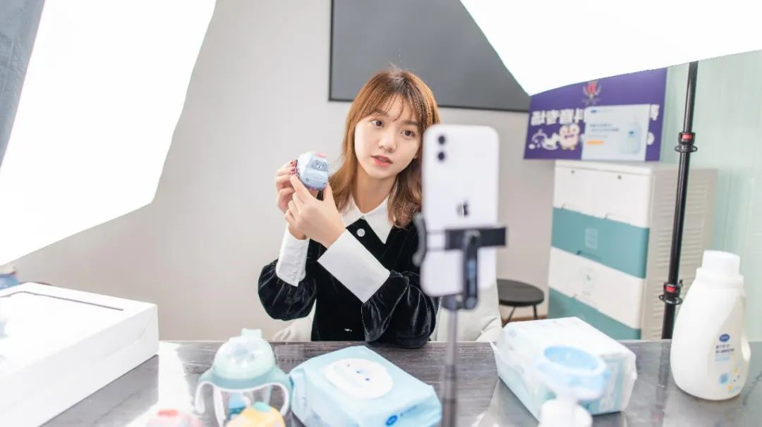 累计直播超30万小时后，五位头部DP聊了聊抖音电商的增长方*论法**