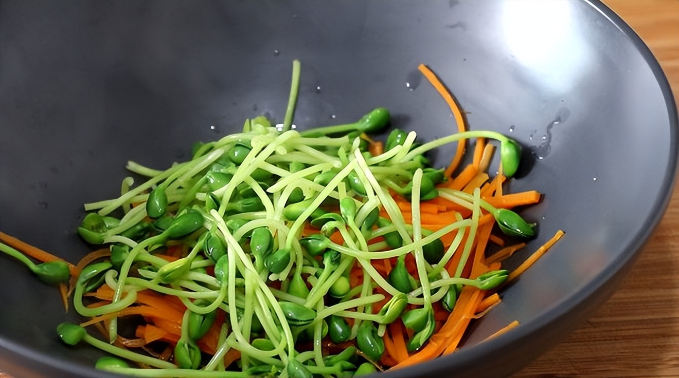 既能补水又能保护视力的食物,保护视力多吃含有什么的蔬菜呢