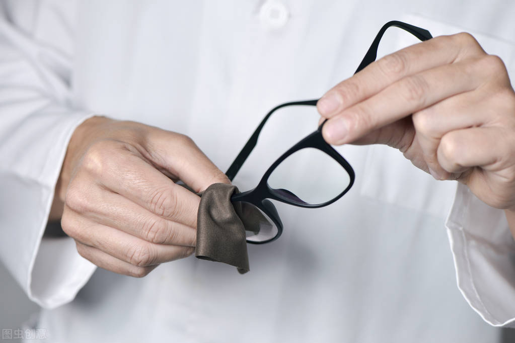 眼镜镜片有点划痕,眼镜镜片有刮痕