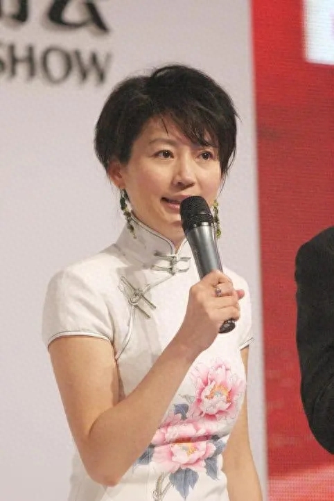 央视一姐王小丫的视频,央视主持人王小丫2000年身体状况