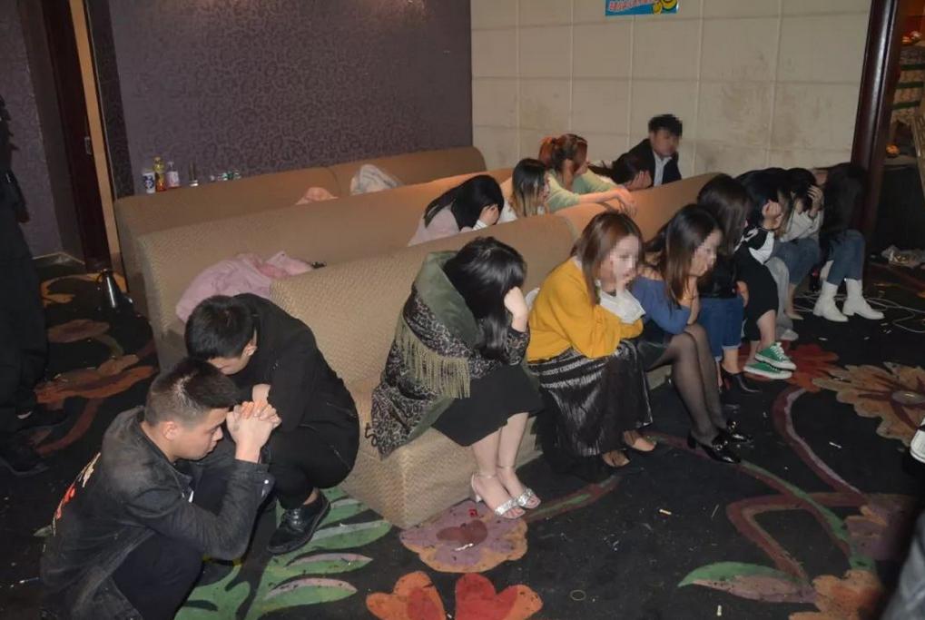 网上聊天认识女网友，线下见面强行让我带她去商场消费，该怎么办