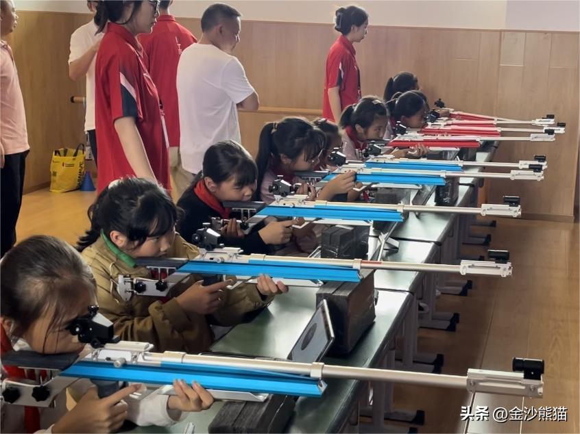 “射击进校园”，第一次在学校参与到射击这样一个新颖的运动方式